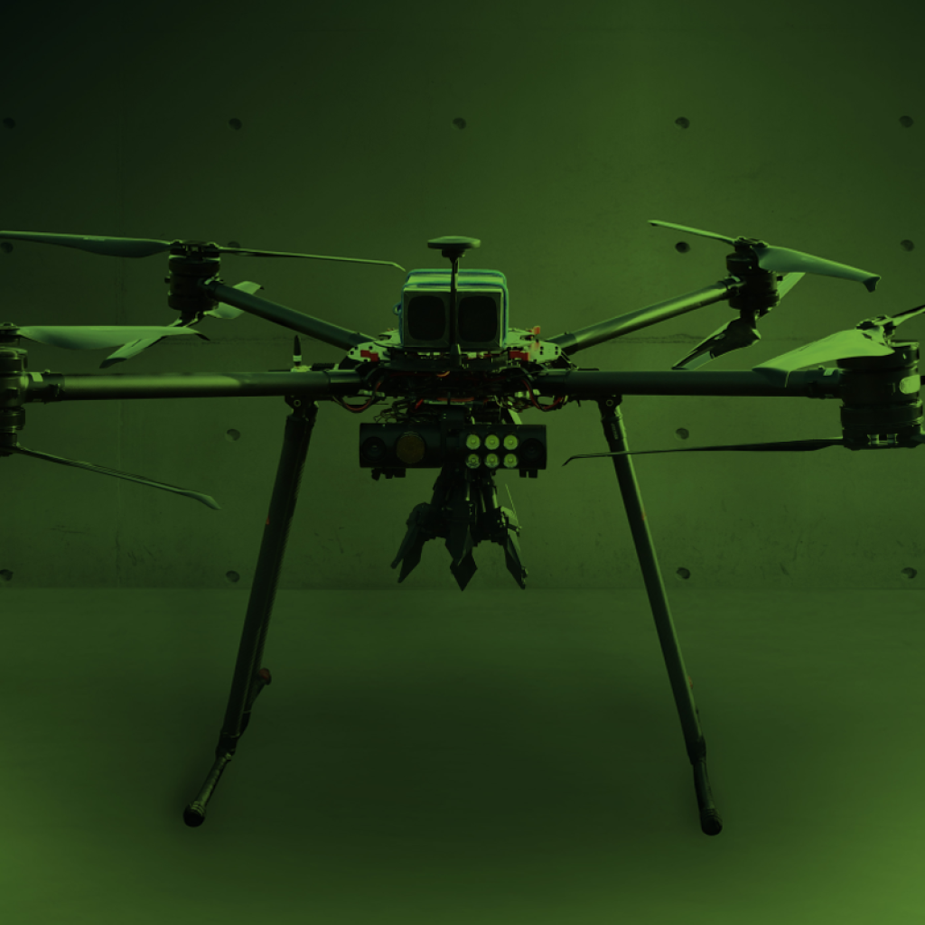 dron na zielonym tle