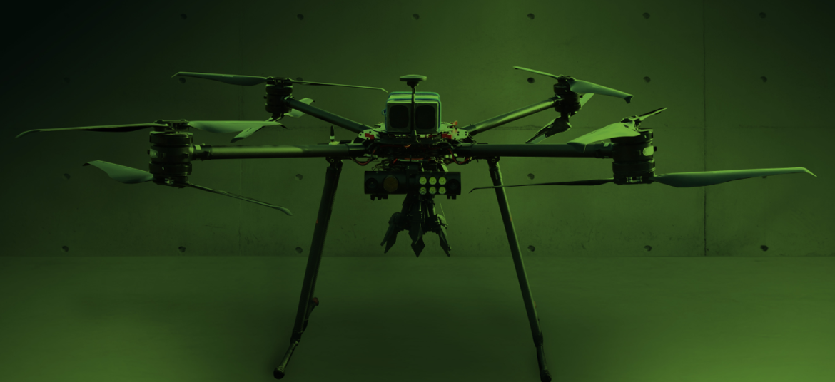 dron na zielonym tle
