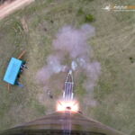 Ujęcie z kamery pokładowej - opuszczenie wyrzutni startowej przez rakietę. | Caption from the on-board camera. ILR-33 AMBER leaving the launchpad.