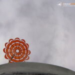 Opadanie członu odzyskiwanego na spadochronie stabilizującym. | Recovery module of the ILR-33 AMBER rocket descending on the drogue parachute.