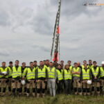 Zespół Sieci Badawczej Łukasiewicz – Instytut Lotnictwa wraz z przedstawicielami Polskiej Agencji Kosmicznej na poligonie CSWL Drawsko. | The team from Łukasiewicz Research Network – Institute of Aviation together with representatives of the Polish Space Agency at the Land Forces Training Centre „Drawsko”.