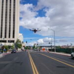 Bezzałogowe loty w warunkach miejskich. Na zdjęciu widoczna platforma bezzałogowa Sieci Badawczej Łukasiewicz - Instytutu Lotnictwa | Unmanned flights in urban conditions. In the photo: unmanned platform of the Łukasiewicz Research Network - Institute of Aviation