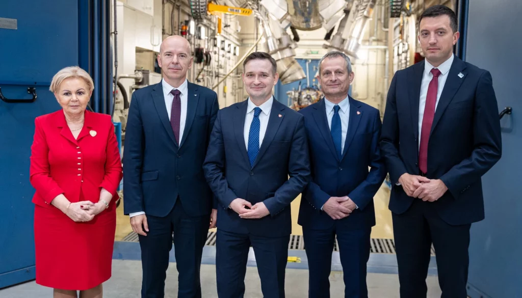 kobieta i czterech mężczyzn elegancko ubranych, pozujących do zdjęcia